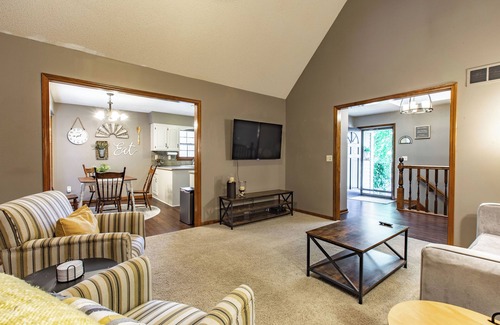 Overland Park Sonstige | Suburban Farmhouse - Own Garage and Free WiFi