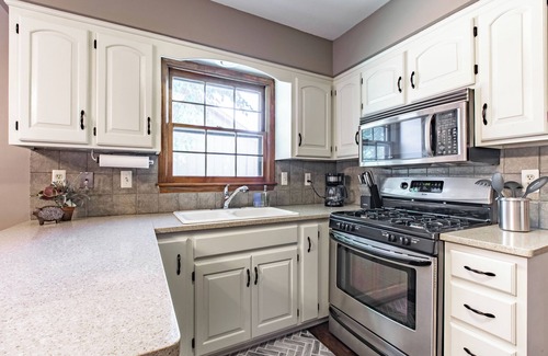 Overland Park Sonstige | Suburban Farmhouse - Own Garage and Free WiFi