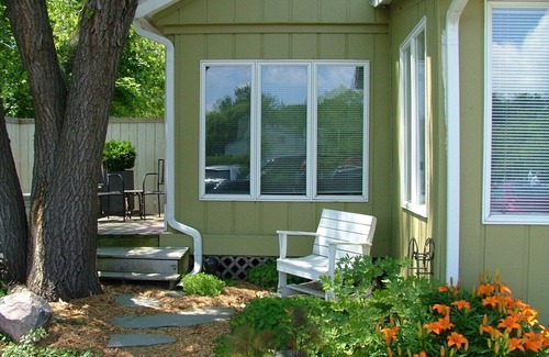 Saugatuck Wohnung | Suite Nr. 1 (von 2) in der Amazwi Gallery im historischen Viertel mit Blick auf das Wasser und den Park