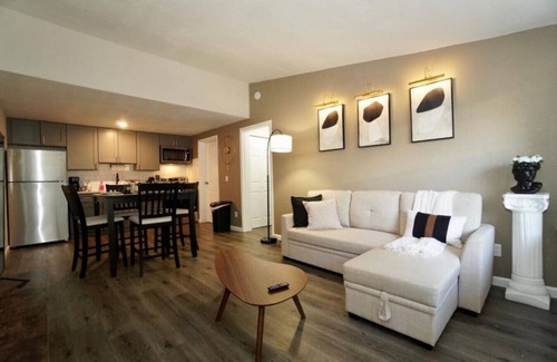 Columbus Wohnung | King Suite - 10 min to Ft Moore