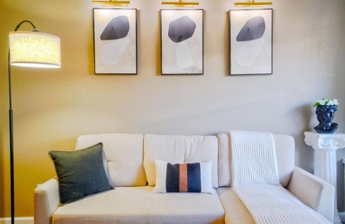 Columbus Wohnung | King Suite - 10 min to Ft Moore