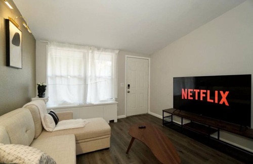 Columbus Wohnung | King Suite - 10 min to Ft Moore