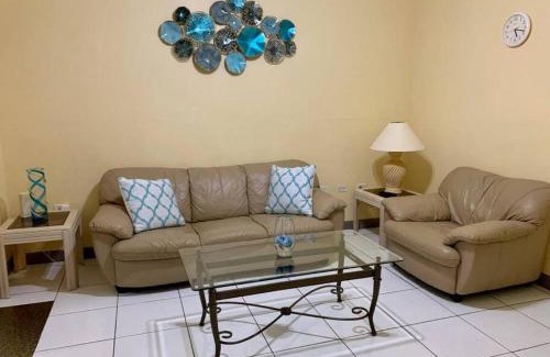 West Bay Wohnung | SUITE 2, BLUE PAVILION - Steps to BEACH