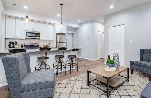 Sheffield Neighbors Wohnung | Suite 2 on Southport 4 Queen Beds