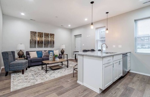 Sheffield Neighbors Wohnung | Suite 2 on Southport 4 Queen Beds