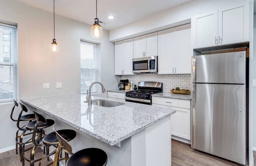 Sheffield Neighbors Wohnung | Suite 2 on Southport 4 Queen Beds