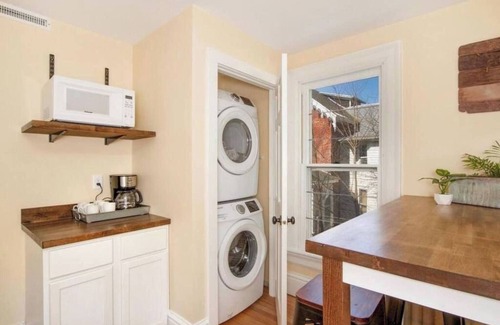 Fountain City Haus | Suite #4 – Elegant River Suite w/ Seating Nook
