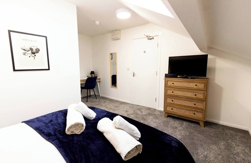 Oldham Bed & Breakfast | Suite 6: Double Room in the Heart of Oldham