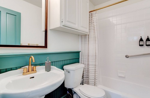 Springville Hotel | Suite 8 | Historic Art City Inn