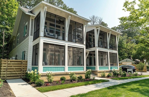 Saugatuck Wohnung | Suite #9, The Sunflower @ Porches On Mason - Prime downtown location..