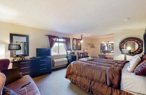 Eureka Springs Historic District Hotel | Suite Dreams 101 at Tradewinds