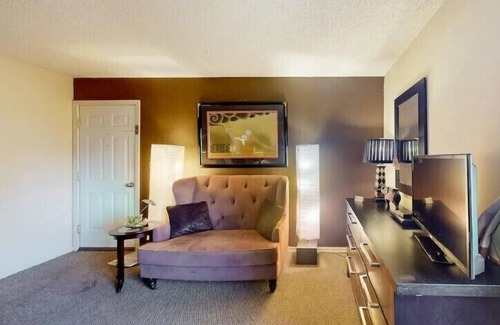 Eureka Springs Historic District Hotel | Suite Dreams 101 at Tradewinds