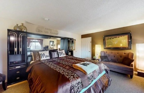 Eureka Springs Historic District Hotel | Suite Dreams 101 at Tradewinds