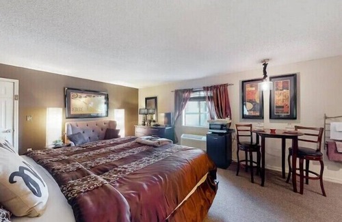 Eureka Springs Historic District Hotel | Suite Dreams 101 at Tradewinds