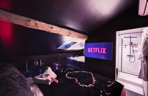 Saint-Etienne Wohnung | Suite Rouge baiser avec Jacuzzi privatif - LoveRoom Insolite
