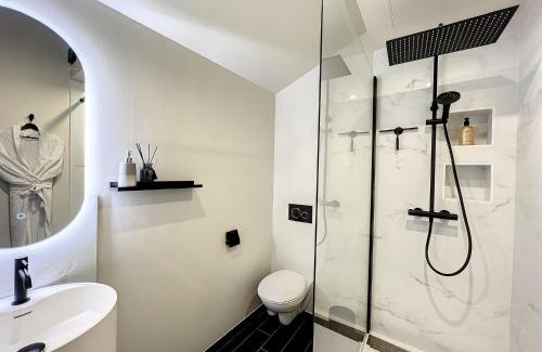 Saint-Etienne Wohnung | Suite Rouge baiser avec Jacuzzi privatif - LoveRoom Insolite