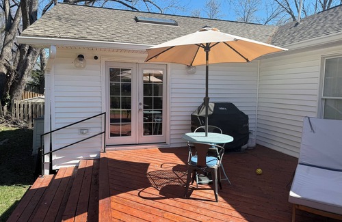 West Hyattsville Wohnung | Suite44 - Large Sunny 1-BR Suite w/ Backyard+Patio