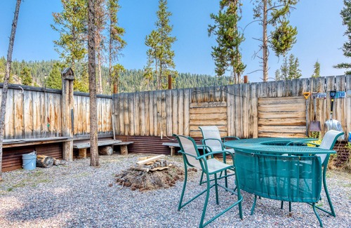 Sula Haus | Sula Mountain Retreat with Hot Tub and Fun-filled Shop