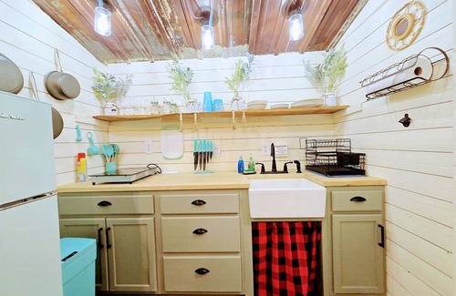 Amherst Haus | Summer Retreat w/ Hot Tub&Firepit/10 Min. to Beach