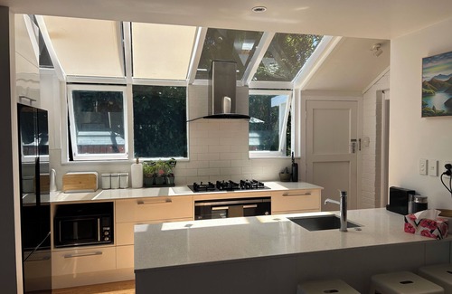 Devonport Haus | Summer Sanctuary in Devonport – views, birdsong & beaches nearby.