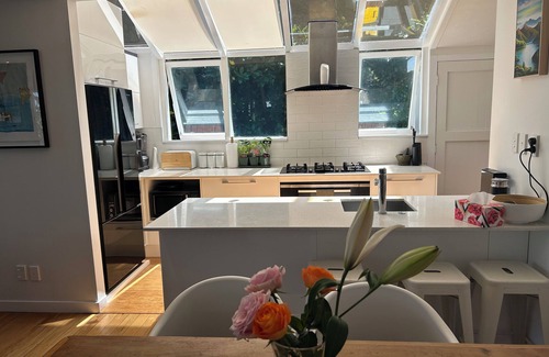 Devonport Haus | Summer Sanctuary in Devonport – views, birdsong & beaches nearby.