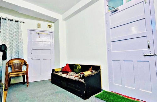 Chhota Shimla Bed & Breakfast | Summer Suite workstation near mall - road walkable