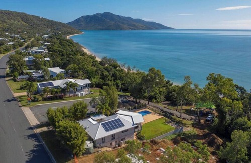 Hideaway Bay Haus | Summer Vibes all year round!