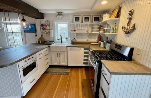 Madison Haus | Summersalt Madison: New England shoreline charm 2-3 minutes from private beach