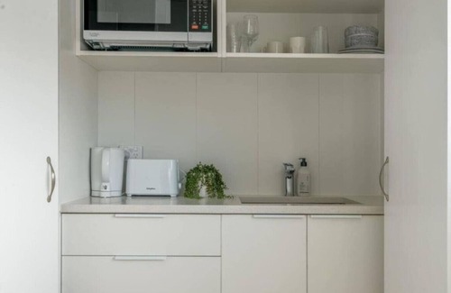 Mission Bay Wohnung | Sun Soaked | 1 BR w/Sea Views|Kitchenette Cupboard