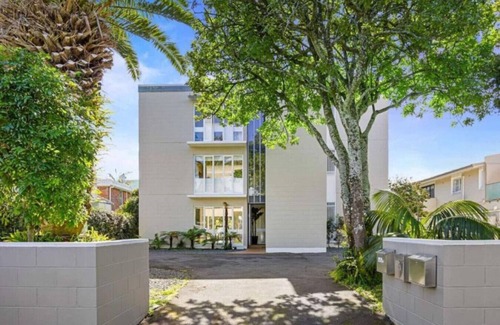 Mission Bay Wohnung | Sun Soaked | 1 BR w/Sea Views|Kitchenette Cupboard