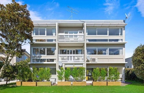 Mission Bay Wohnung | Sun Soaked | 1 BR w/Sea Views|Kitchenette Cupboard