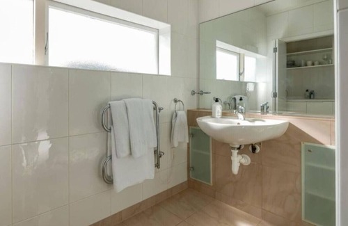 Mission Bay Wohnung | Sun Soaked | 1 BR w/Sea Views|Kitchenette Cupboard