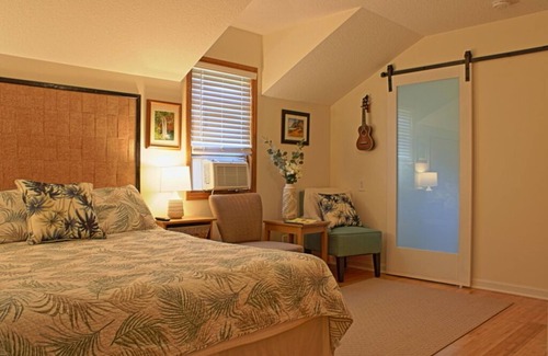 Charlevoix Bed & Breakfast | Sunflower Inn Bed & Breakfast - Plumeria Zimmer