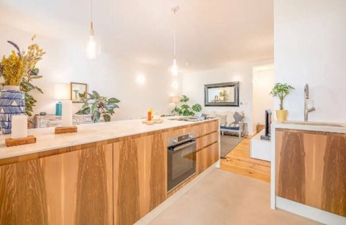 Santa Isabel Wohnung | Sunlit Apt–Best for Families & Business Travelers Nr Amoreiras and Pessoa’s Home