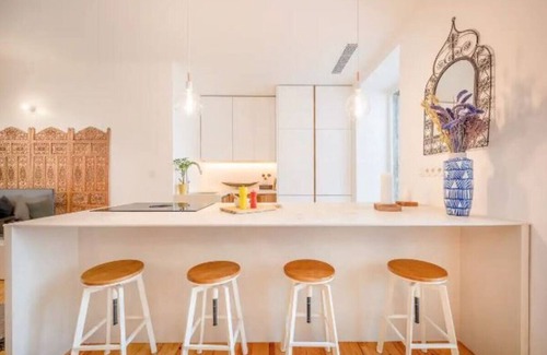 Santa Isabel Wohnung | Sunlit Apt–Best for Families & Business Travelers Nr Amoreiras and Pessoa’s Home