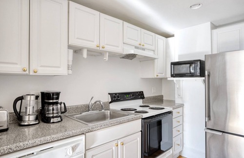 Beacon Hill Wohnung | Sunlit Beacon Hill 2BR w/ W/D, nr Boston Common, by Blueground