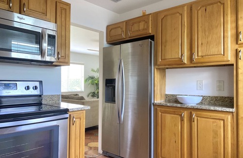 East Ocean Ave Wohnung | Sunny 2 Bed Apt Steps From Water and 5min to Beach