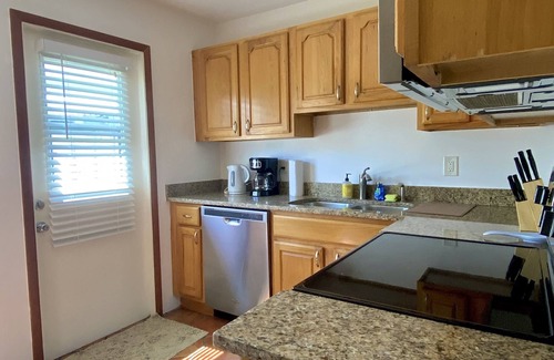 East Ocean Ave Wohnung | Sunny 2 Bed Apt Steps From Water and 5min to Beach