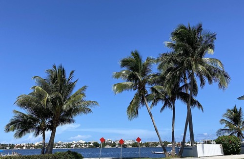 East Ocean Ave Wohnung | Sunny 2 Bed Apt Steps From Water and 5min to Beach