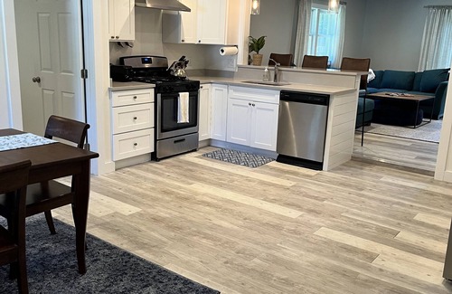 Green Harbor-Cedar Crest Hütte | Sunny 2-bedroom beach cottage, walk to beach!