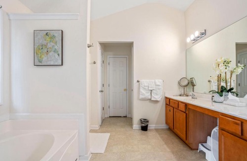 Gwinnett Place Haus | Sunny and Modern Single House with Gym, 4 Bedrooms- 3min drive to I-85 Highway