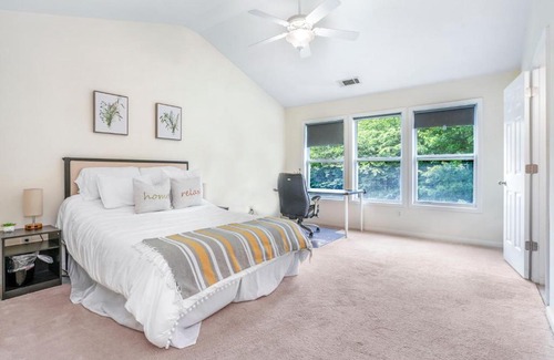 Gwinnett Place Haus | Sunny and Modern Single House with Gym, 4 Bedrooms- 3min drive to I-85 Highway