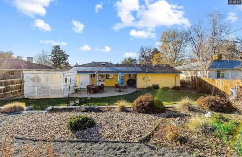 Scenic Heights Haus | Sunny Beach House of Olde Town Arvada