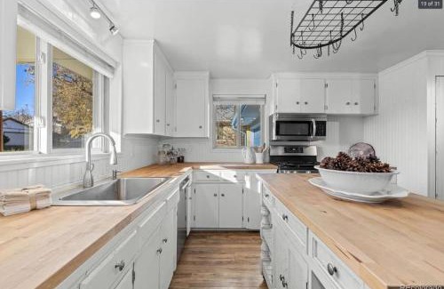 Scenic Heights Haus | Sunny Beach House of Olde Town Arvada