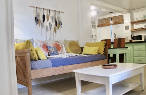 Surfside Haus | Sunny Bungalow 1 Bedroom- Pool- Beachfront-Relax