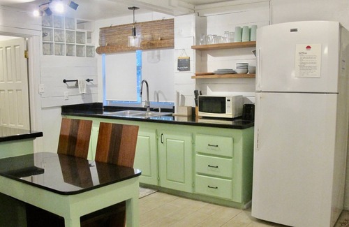 Surfside Haus | Sunny Bungalow 1 Bedroom- Pool- Beachfront-Relax