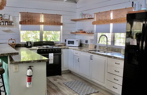 Surfside Haus | Sunny Bungalow, 3 Bedroom-Beachfront-Private Pool