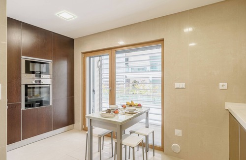 Cascais Wohnung | Ausgezeichnete zentrale Luxus, 2 Schlafzimmer / 2WC Garage, kein Auto, 8 Minuten zu Fuß zum Strand