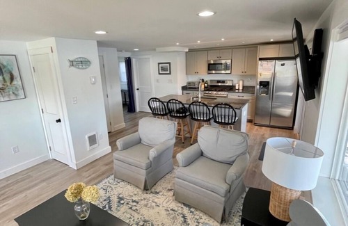 Onset Hütte | Sunny Cottage with Backyard Swimming, Water views, close to Downtown/Restaurants/Beaches. Bring your Water shoes!!