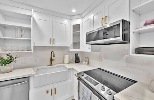 Middle River Terrace Haus | Sunny Days Getaway, 5BD Heated Pool Family Home!